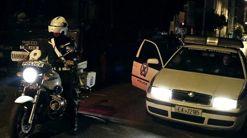 Τρόμος στο κέντρο της Αθήνας: Kουκουλοφόροι επιτέθηκαν σε νεαρό, τον μαχαίρωσαν και προσπάθησαν να απαγάγουν την κοπέλα του